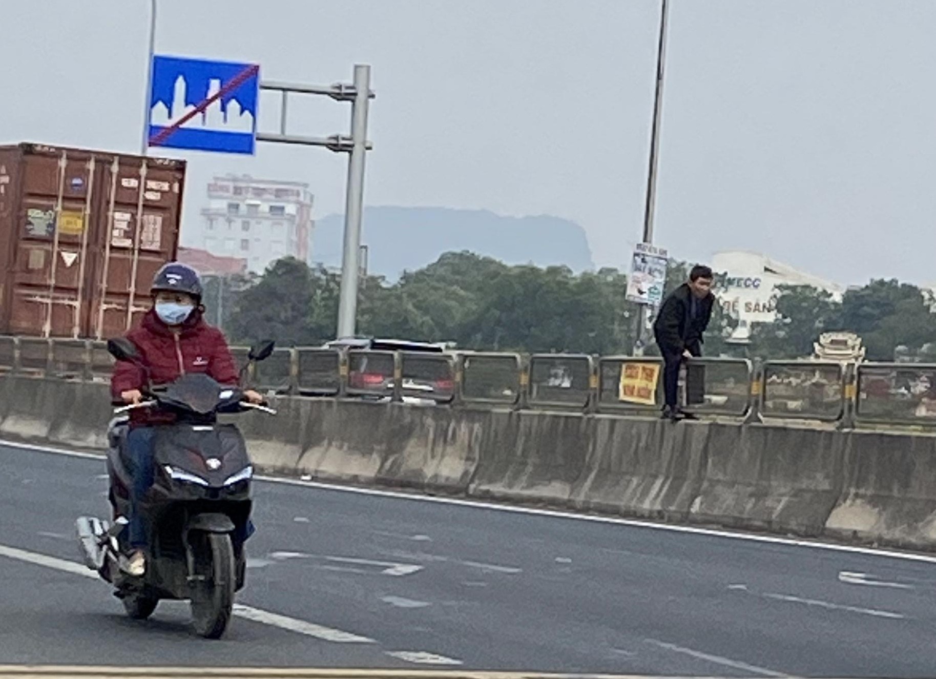 Nguy cơ tai nạn giao thông do người đi bộ trèo qua dải phân cách